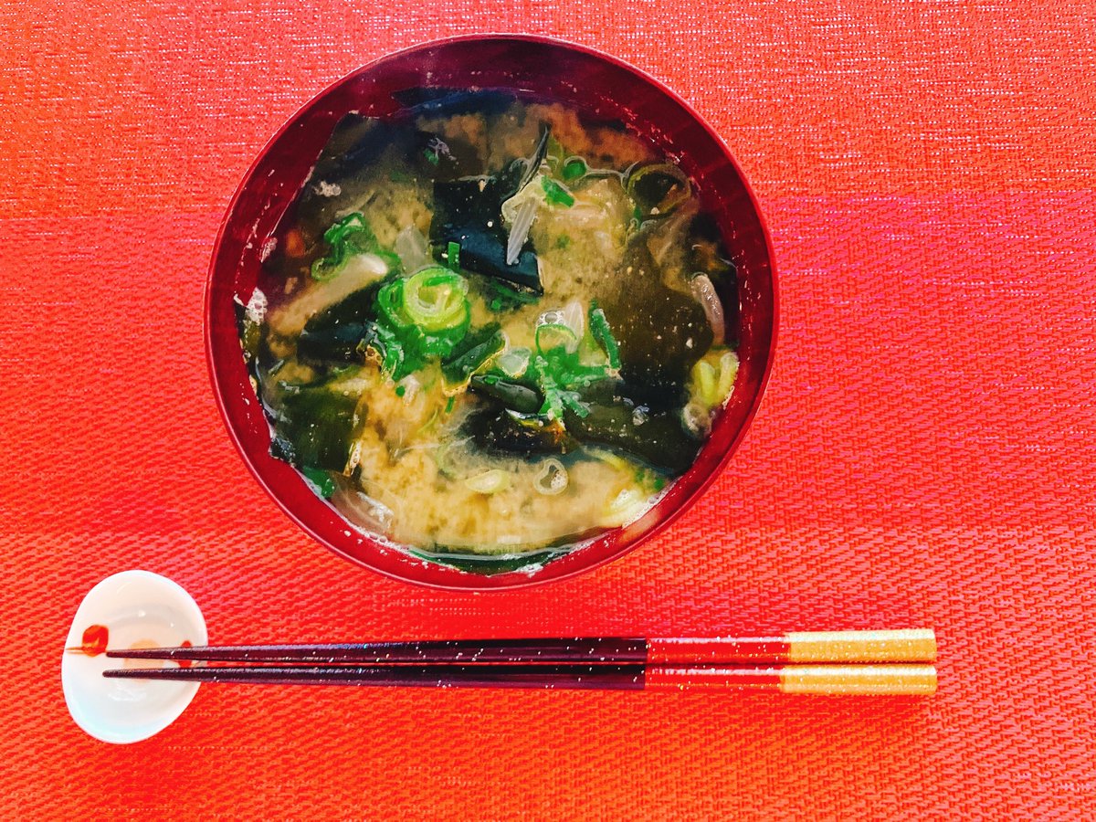 Miso soup is a soul food of Japan!!! Wakame to shintamanegi no omiso shiru (Wakame seaweed and s
