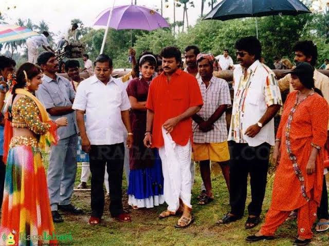 chiruholicc's tweet photo. Remembering Legendary Director #EVVSatyanarayana Garu on His Birth Anniversary..
#EVV @KChiruTweets combo #AlludaMazaka movie #MegastarChiranjeevi 

#HBDEVVsatyanarayana #HBDEVV https://t.co/jGQhgaOZPg