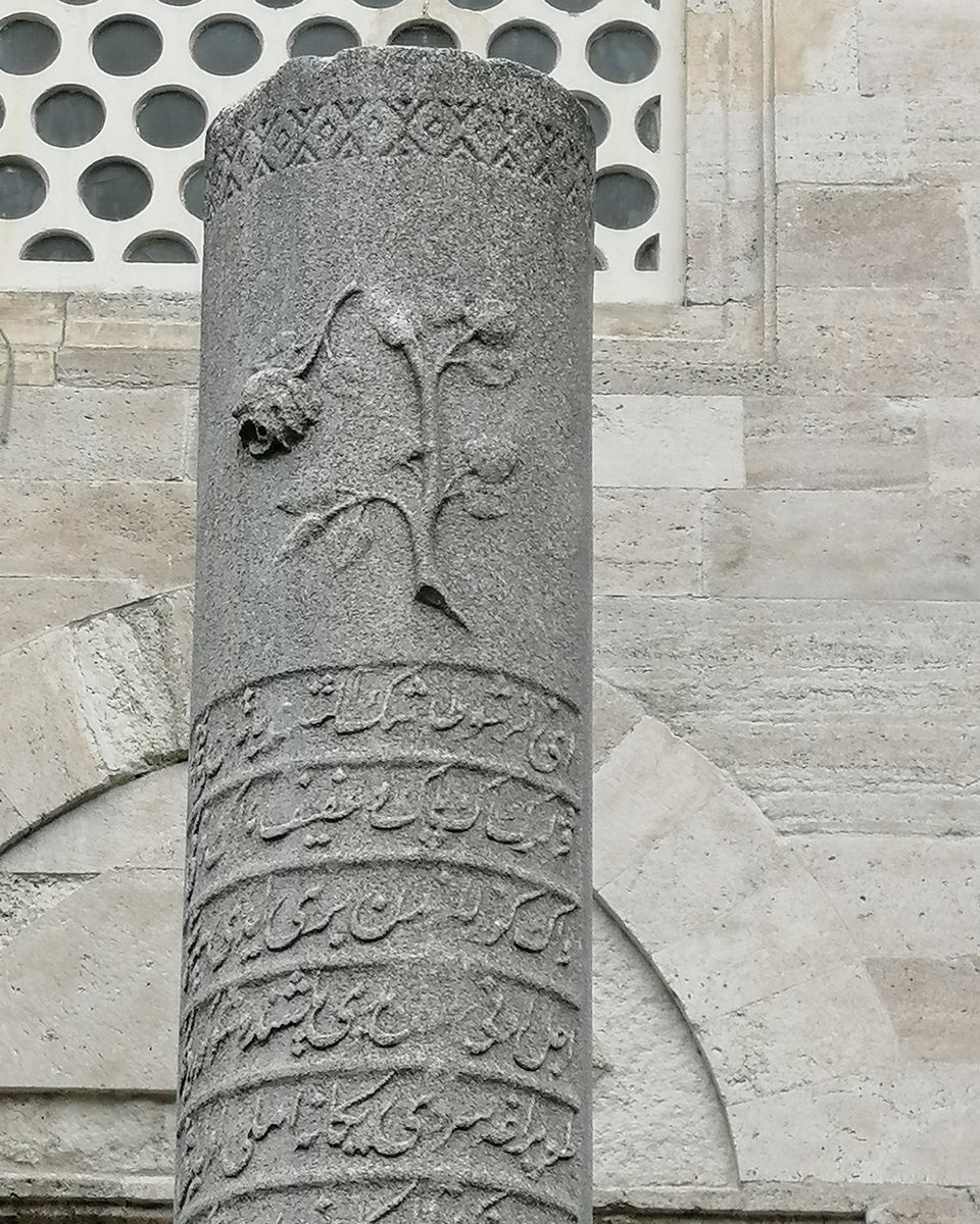 Bir gonca gül iken gençliğine doyamadan vefat eden Fatma hanıma ait mezar taşı. Taşa işlenen kırık gonca gül motifi hüznün de somutlaşmış hali.
Süleymaniye camii haziresi.