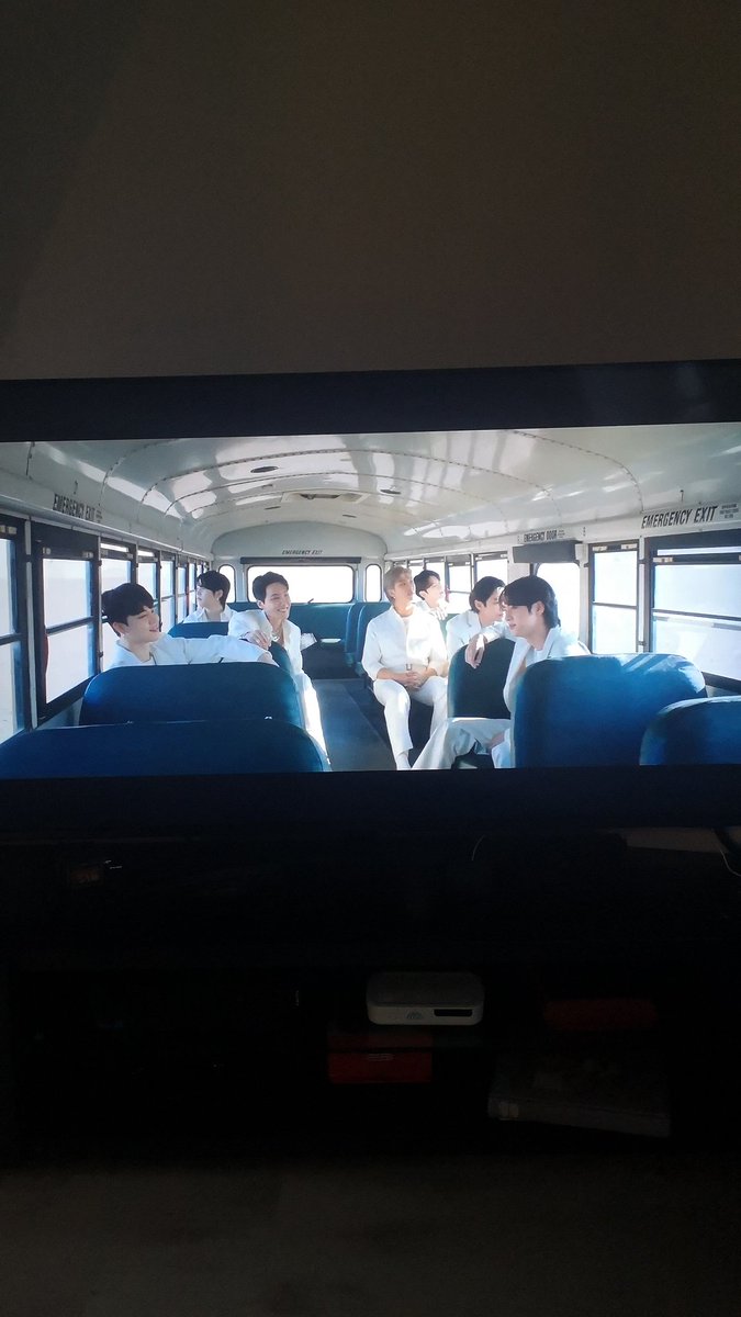 yoongischel's tweet photo. IT'S THE EXACT SAME POSITION AS IN SPRING DAY OR AM I GOING DELUSIONAL https://t.co/8d28D3NtTe