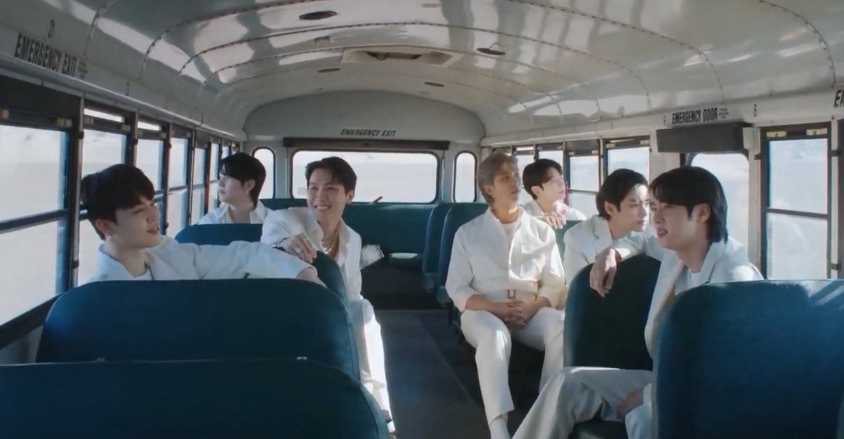 jiminievenus's tweet photo. — el autobús de no more dream, ellos están haciendo una parada 😭😭 https://t.co/4yt1rSF9ZP