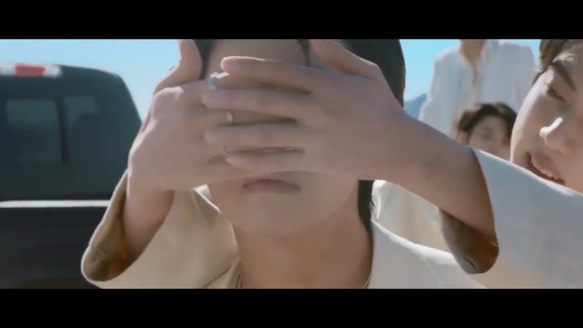 itaelight's tweet photo. CUANDO HICIERON ESTA ESCENA, COMO INTERCAMBIARON DE LUGARES SEOKJIN Y TAEHYUNG!!! 

@BTS_twt https://t.co/CfVT2qQPXG