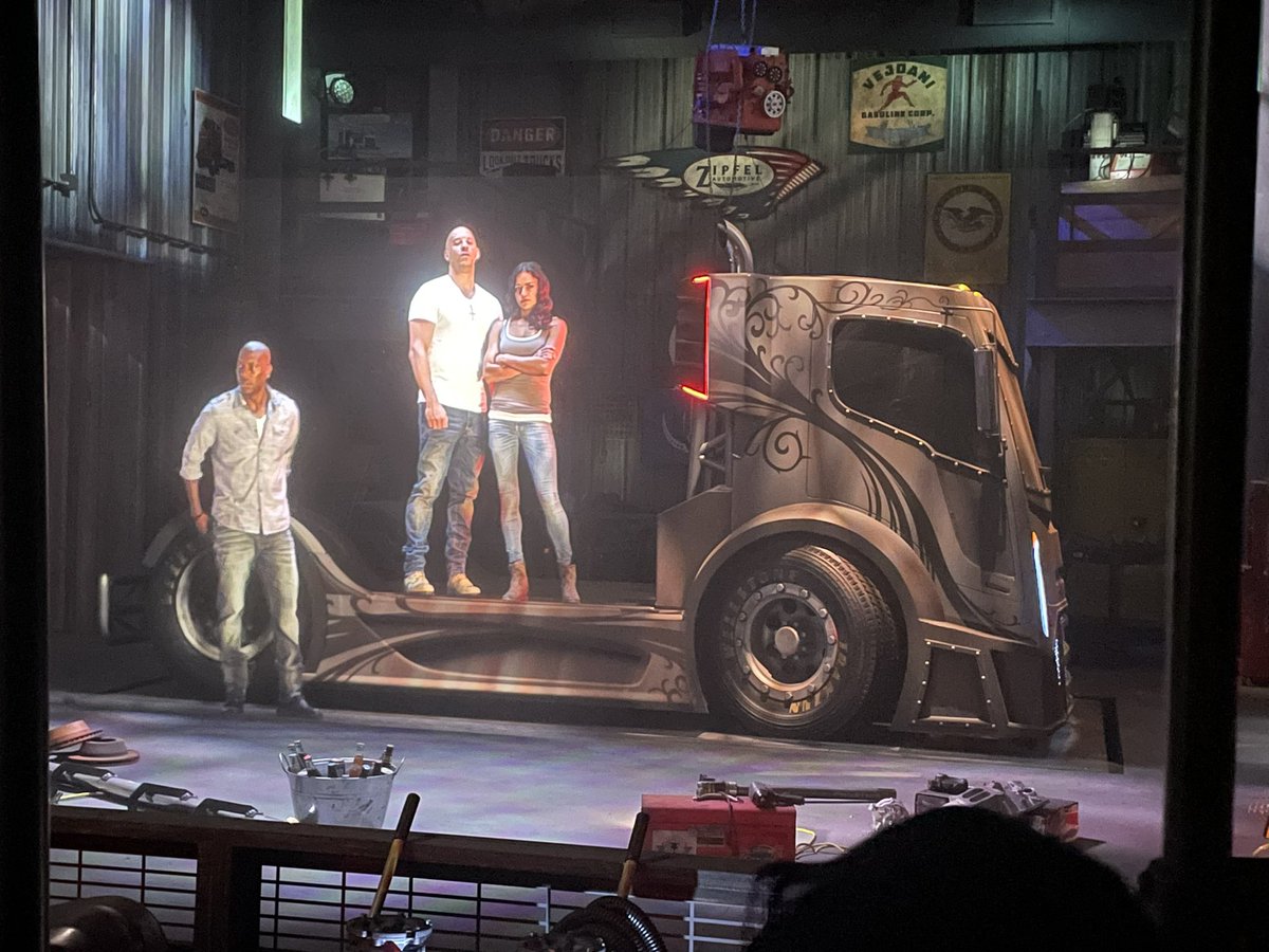 ThemeParkDuo's tweet photo. Apparently the whole front half of the truck is practical and the back half where they are standing is digital. Never knew that! So cool. @UniStudios  #universalAP https://t.co/Um2uCWrPzi