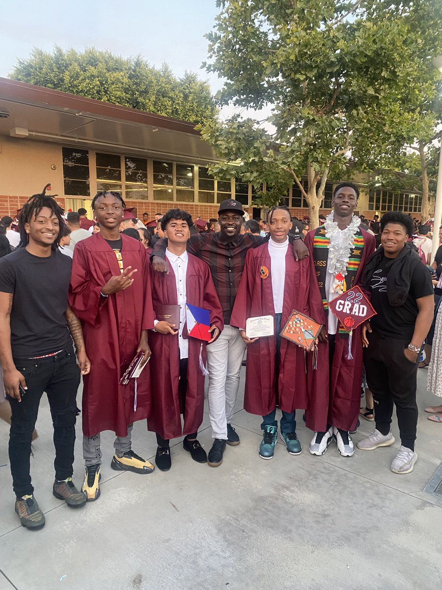 ParamountHoops's tweet image. Congratulations fellas, you gentlemen have set the bar extremely high! We will miss you all, but we are family for life!

#PirateStrong🏴‍☠️
#OnceAPirateAlwaysAPirate⚓️
#APirateSalute🎓