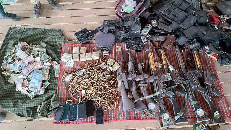 IrrawaddyNews's tweet photo. People’s Defense Force fighters attacked a junta checkpoint at Sin Phyu Shin Bridge in Yesagyo Township, Magwe Region on Thursday. Three junta soldiers were reportedly killed, and one was captured. Weapons and cash were seized. (Photo: MYG PDF) #WhatsHappeningInMyanmar https://t.co/DiZFtMp0Jb