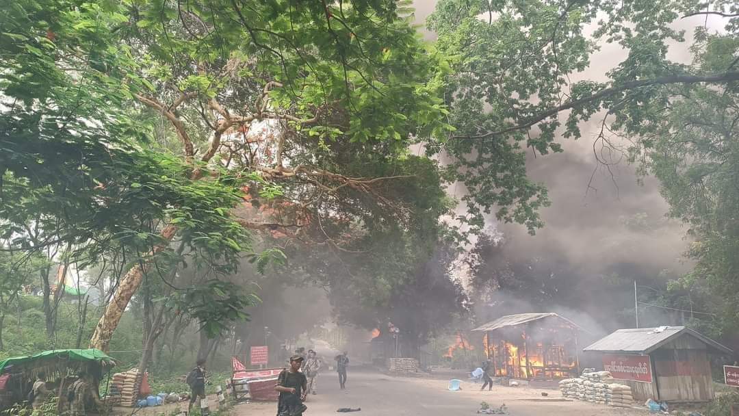 IrrawaddyNews's tweet photo. People’s Defense Force fighters attacked a junta checkpoint at Sin Phyu Shin Bridge in Yesagyo Township, Magwe Region on Thursday. Three junta soldiers were reportedly killed, and one was captured. Weapons and cash were seized. (Photo: MYG PDF) #WhatsHappeningInMyanmar https://t.co/DiZFtMp0Jb