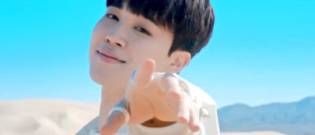 laryhsss's tweet photo. Os dedinhos do Jimin são tão fofos scrrr  #YetToCome #YetToCome_BTS https://t.co/h3NQhyImVG