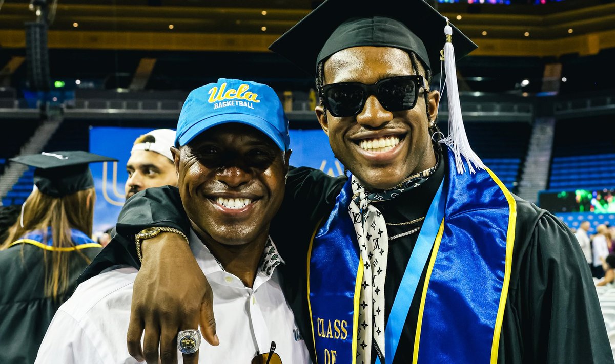 UCLAMBB's tweet photo. 𝑪𝒐𝒏𝒈𝒓𝒂𝒕𝒔 𝒕𝒐 𝒐𝒖𝒓 𝑼𝑪𝑳𝑨 𝒈𝒓𝒂𝒅𝒖𝒂𝒕𝒆𝒔 ‼️

David Singleton (@davesingleton34) and four senior student managers – Carl Woods, Ryan Orlando, Jack Mitchell and Adam Grabowski – took part in Thursday evening's student-athlete graduation ceremony. 

#GoBruins 🏀🎓 https://t.co/lrtStRnLFV