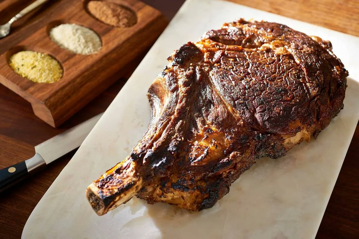 buff.ly/3xDnUIJ
FOR FATHER’S DAY, GET HIM A BIG, BEAUTIFUL STEAK
Dads like steak. That’s a fact. So, for Father’s Day on June 19, get him a big juicy cut of beef at one of Chicago’s best steakhouses.