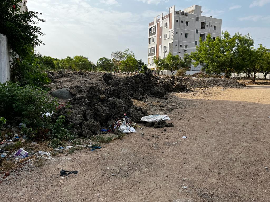 reddy111's tweet photo. @ZC_SLP Sardanagar Colony/ Gazetted officers colony, Manjeera pipeline road,Hafeezpet. unauthorised construction by plot no 71,  debris is thrown into empty plots https://t.co/KIDmrvU0SC