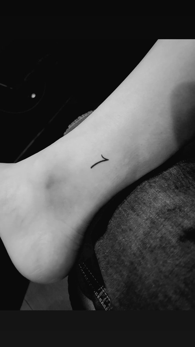 tracklist's tweet photo. O Namjoon, do BTS, revelou a sua tatuagem com um “7” em referência aos membros do grupo 🤍

#BTS_Proof https://t.co/42r0P25oQg