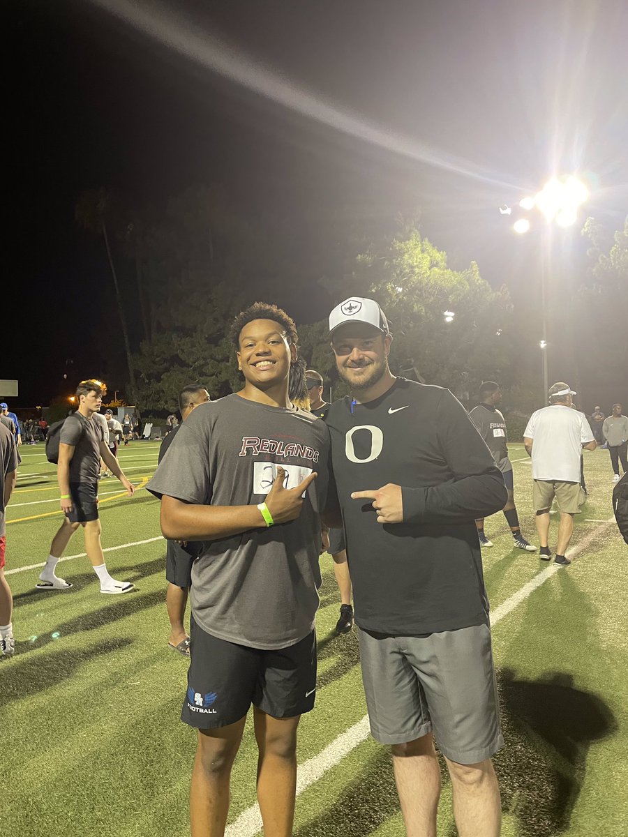 levar_talley's tweet photo. Had some great conversations with @CoachTuioti92, @CoachLup &amp; @CoachDanLanning I’m extremely blessed and excited to receive my 8th offer to the University of Oregon!!💚💛#ScoDucks #AGTG @adamgorney @GregBiggins @CoachRouz @mikehuntley63 @JeremyO_Johnson @SaddlebackStre1 https://t.co/FOvrm8UYcT