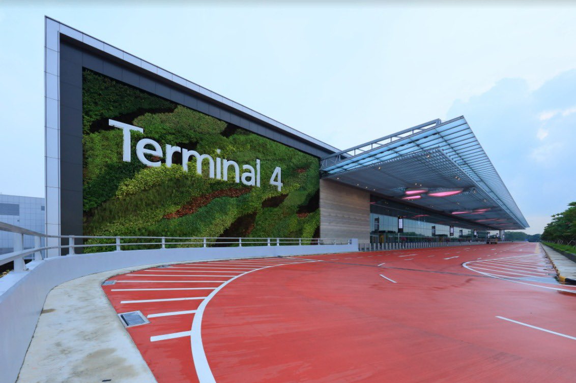 🚨 BREAKING NEWS: T4 will be reopening in Sep 2022, and departure operations in the southern wing of T2 will resume in Oct!
Passengers arriving at T2 can also look forward to brand new stores by Shilla and Lotte, as well as a cluster of four F&amp;B concepts. https://t.co/126emeJBbW https://t.co/vJDVWzxyP0