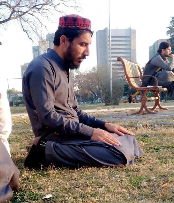 ShaheenWazir313's tweet photo. په دي فقیر ملنګ سړی هم لاګيدلي دي الزام ده غدار
په خړو خاوروکښي چي خُدائ ته په لمانځه ولاړ دي

@ManzoorPashteen https://t.co/RFNuN1lEGb