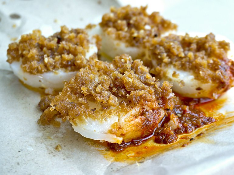 TerenceThen's tweet photo. Chwee Kueh (Steamed Water Cake) is one of my favorite local dish that came from Teochew roots. It is made of mainly rice flour and water, pour into aluminum molds then steamed. Served with fragrant preserved radish that is cooked in lard/oil. #sgfood https://t.co/Rm50gf7jqJ