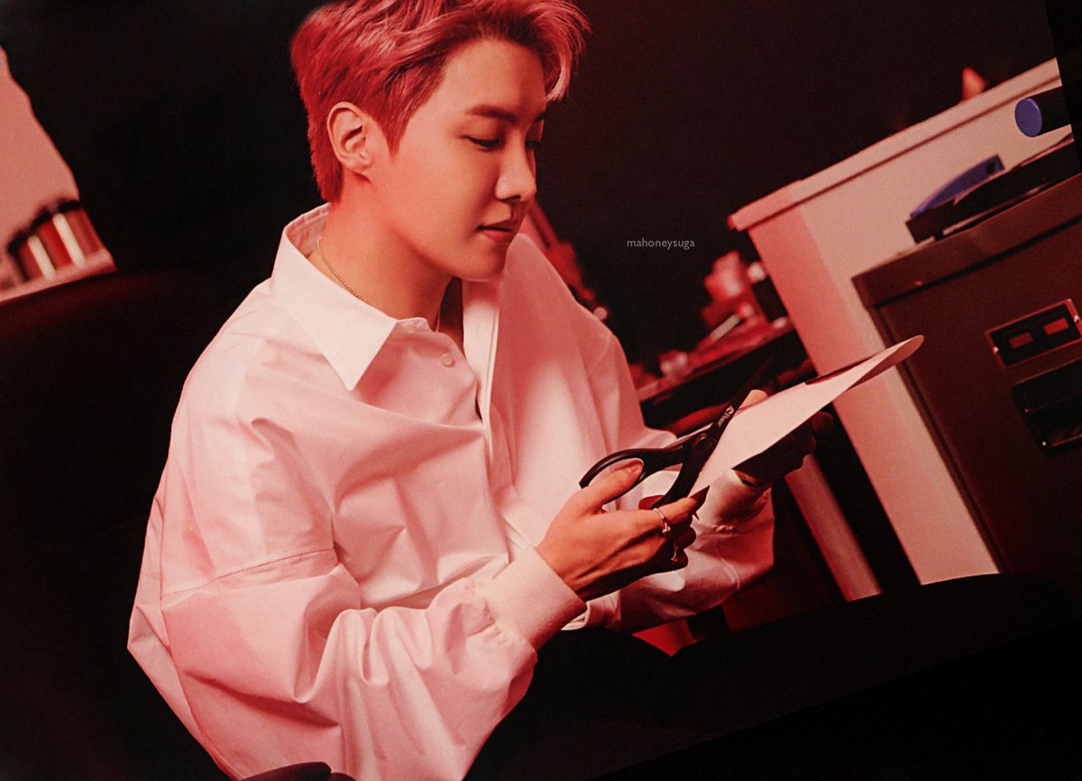 bnadziejaa's tweet photo. J-Hooooooooooooope! Como ele pode ser tão lindo gente? Meu Deusssss eu quero esse homem 😻😂😂. Feliz dos Armys que já estão com seu Proof em mãos
#BTS_Proof https://t.co/9qCSkjCHZz