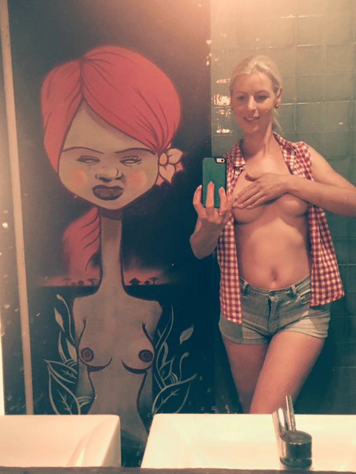 She seriously wants to compete with me? https://t.co/542hIwLW6I https://t.co/llPfqk4YH3<a href="/tag/playground"class="tags"><span>#playground</span></a>