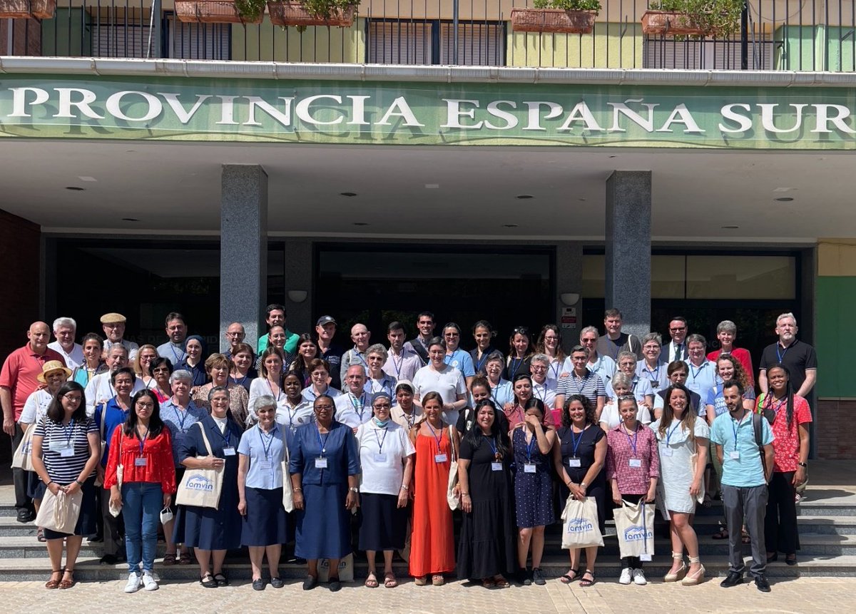HijasCaridadEC's tweet photo. «La esperanza ⚓️ es todo lo que tiene un refugiado». 

🔜 Ayer se clausuró la #Conferencia @AlianzaFamvin "Acompañando el viaje de un refugiado", con la certeza de que la #FamiliaVicenciana es fuerza, vida y esperanza para nuestros hermanos refugiados🫂.

@famvinalliance https://t.co/EgrQZbf2Ar