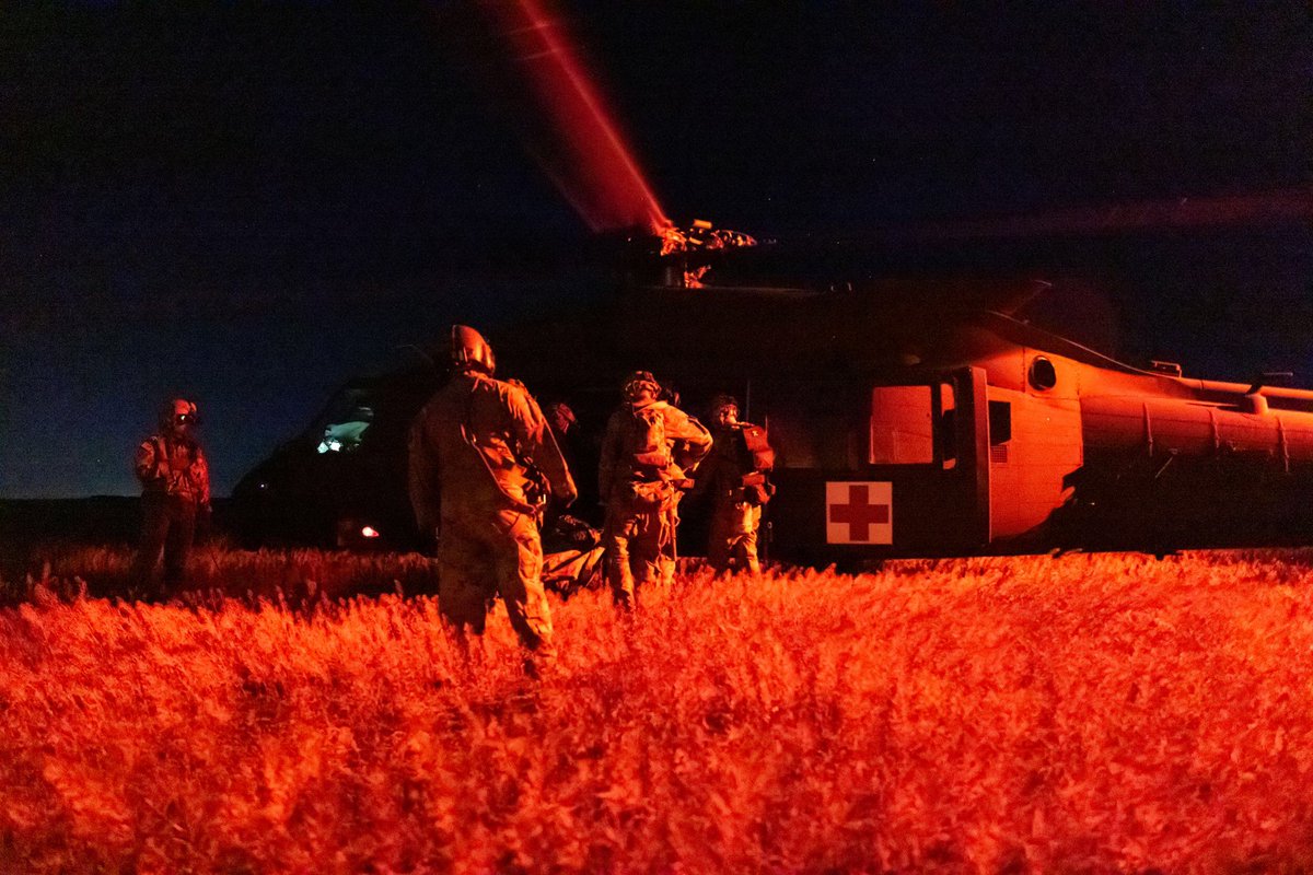 65thFA_BDE_CDR's tweet photo. Soldiers with the 19th Special Forces Group (Airborne) conduct a night medevac mission during Western Strike 22. #WesternStrike22 @UTNationalGuard #LethalityandReadiness https://t.co/NYEt7A99To
