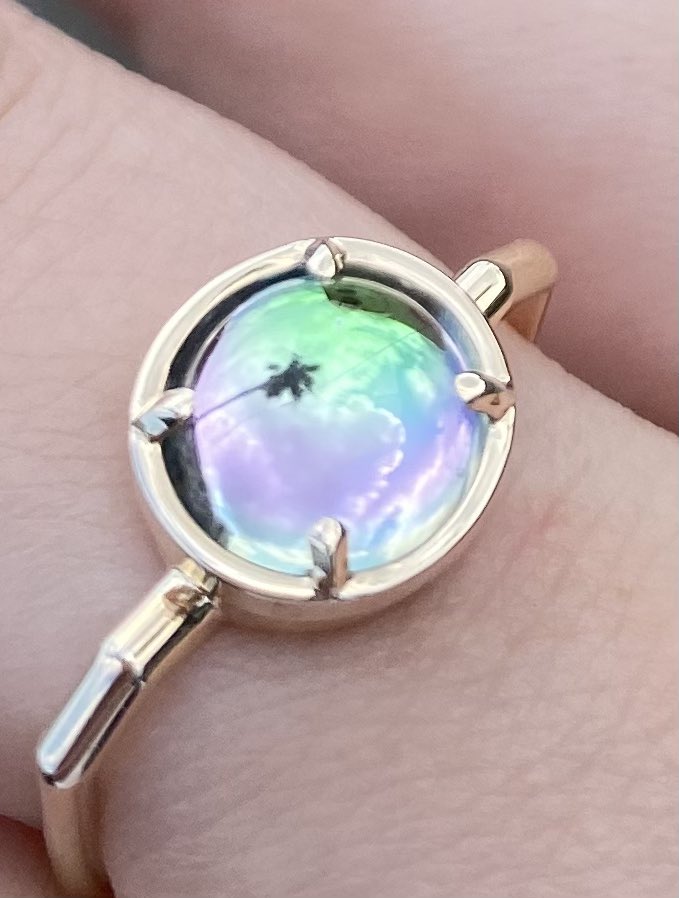 ysn0125's tweet photo. おニューリング💍アキュートアクセントさんのオーダー会にて頼んでいたミスティックトパーズ👏色がとにかく可愛い😍光の反射と映り込みで表情がコロコロ変わります🥰 https://t.co/jVYNaOZ8KB