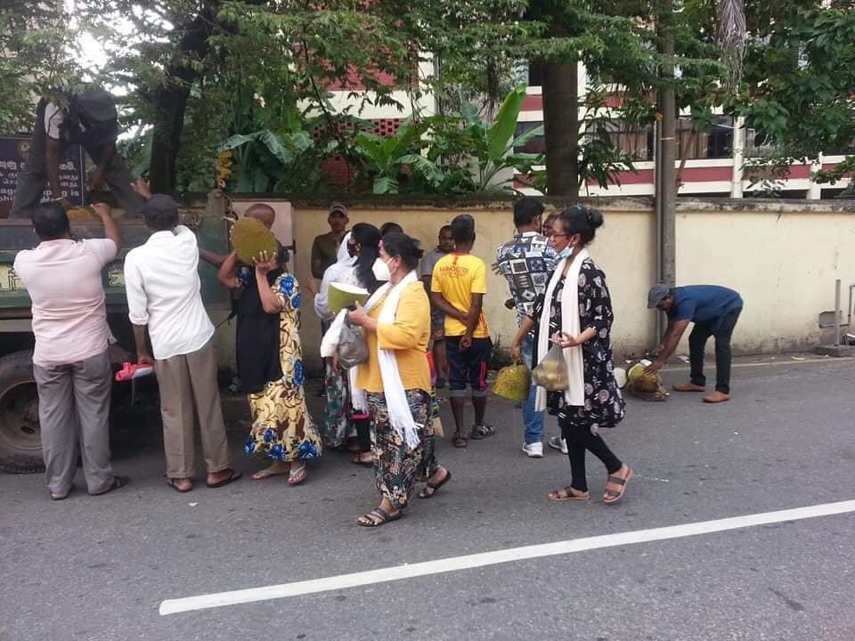 ishknight8913's tweet image. පට්ටම වැඩක්..❤️

මේ වෙලාවෙ මෙහෙම දෙයක් කරන්න හිත් පහල වුන රත්නපුර සියලු දෙනාටම පිං. 
ඇත්තම මිනිස්සු ♥️🙏
#prayforsrilanka #GoHomeGota2022 #srilanka