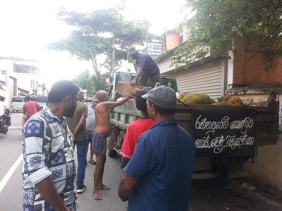 ishknight8913's tweet image. පට්ටම වැඩක්..❤️

මේ වෙලාවෙ මෙහෙම දෙයක් කරන්න හිත් පහල වුන රත්නපුර සියලු දෙනාටම පිං. 
ඇත්තම මිනිස්සු ♥️🙏
#prayforsrilanka #GoHomeGota2022 #srilanka