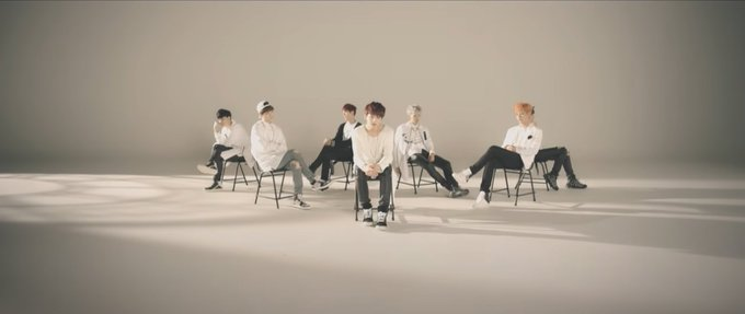 BTSNewsBrasil's tweet photo. 📍Referências a MVs antigos em Yet To Come, um tópico.

Just One Day (2014) &amp; Spring Day (2017)

+

@BTS_twt #BTS_Proof #YetToCome https://t.co/n9qGMe7DVc