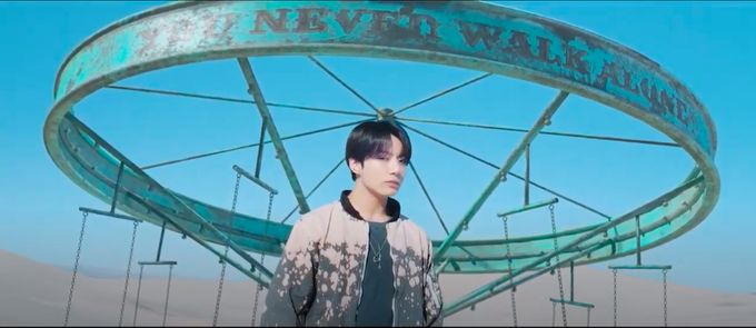 BTSNewsBrasil's tweet photo. 📍Referências a MVs antigos em Yet To Come, um tópico.

Just One Day (2014) &amp; Spring Day (2017)

+

@BTS_twt #BTS_Proof #YetToCome https://t.co/n9qGMe7DVc
