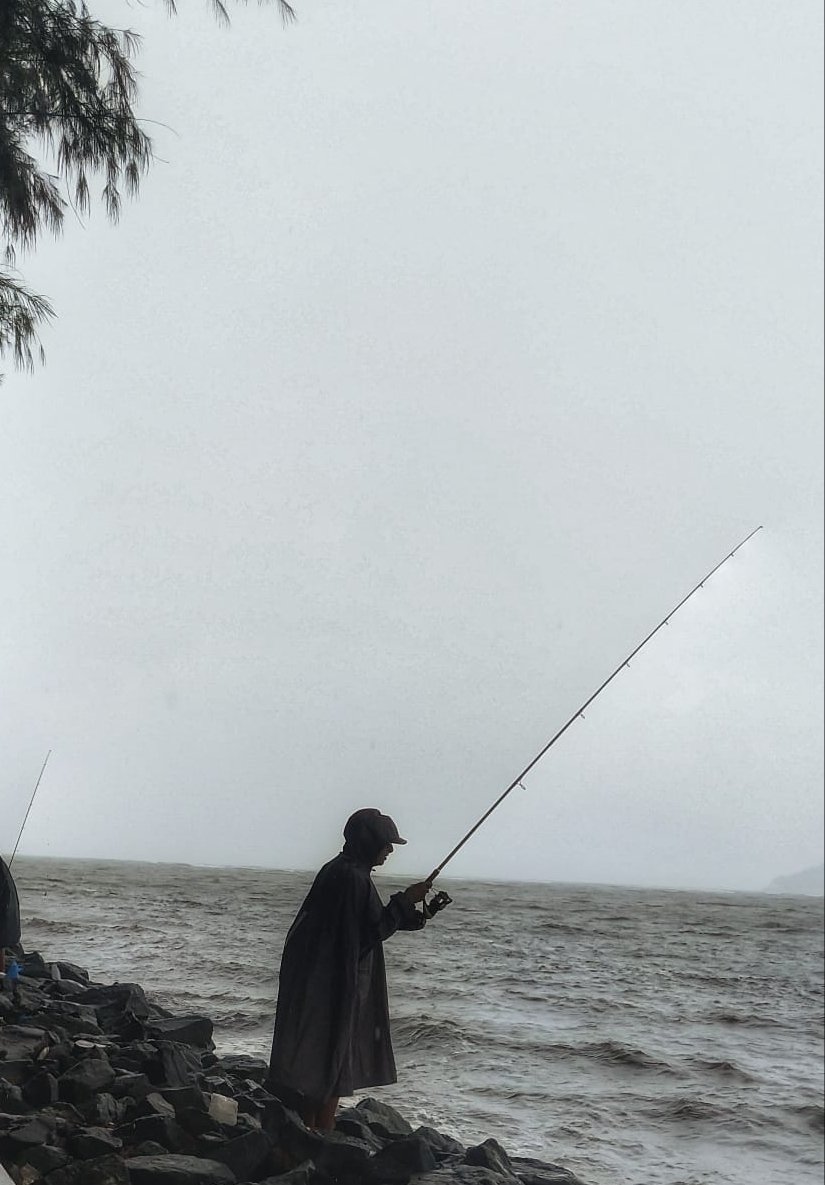iamkaranverma's tweet photo. Die-hard fishermen know that a heavy shower at the right time can be just what the doctor ordered. But if you’re not dressed for it, fishing in the rain can be a lousy affair. Better be suited up to enjoy exceptional fishing. #goafishing #enjoygoa #mandovi #panjim https://t.co/21daVAyLi3
