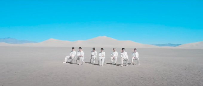 BTSNewsBrasil's tweet photo. 📍Referências a MVs antigos em Yet To Come, um tópico.

Just One Day (2014) &amp; Spring Day (2017)

+

@BTS_twt #BTS_Proof #YetToCome https://t.co/n9qGMe7DVc
