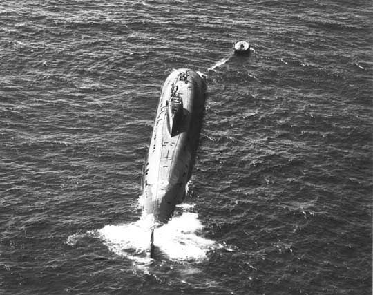 SgtStavka's tweet photo. In Russian Military History
8 June (2/4)
1982: The US Navy photographed a Victor II submarine tied to a large object in the water ahead of it in the Pacific Ocean on this day.
#vmf #sovietpower #sovietfleet #sovietnavy #coldwar #ssn #victorii #submarine #usnavyphoto
@Capt_Navy https://t.co/P5uOEp8cBN