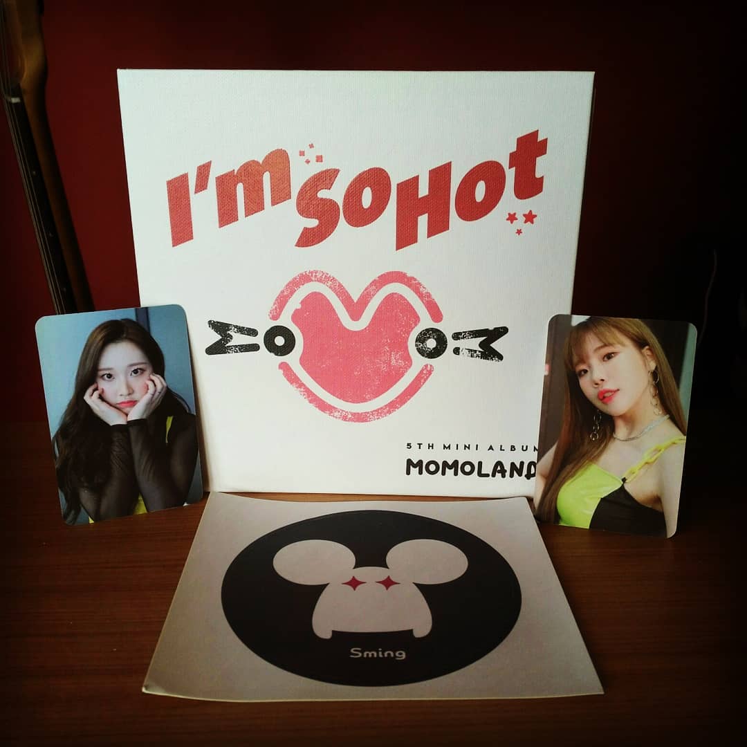 MerryGoDarks's tweet photo. Hoy es día de #MerrySelcaDay pero no tengo una selca para mostrar. ☕ pero aprovechando la fecha, y como conté hace algunos días que iba a mostrar como ha crecido mi colección de Momoland, aquí está. 🤟:)🫰 @MMLD_Official #MOMOLAND #모모랜드

Junio 2019 / Junio 2022 https://t.co/Zz9TDAIjXr