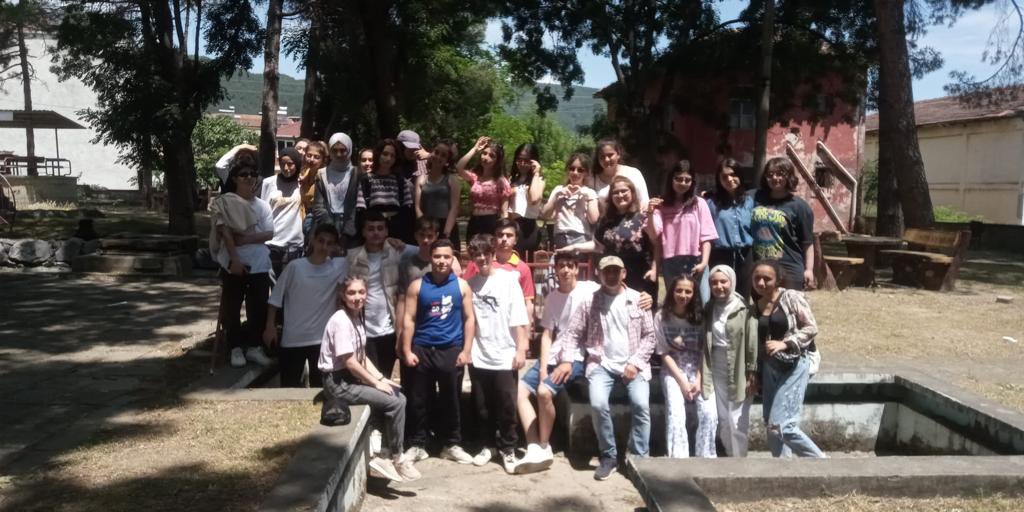 LisesiBafra's tweet photo. #çevrekorumahaftası sebebiyle 10/C sınıfımız, Sınıf öğretmeni Kurt Mehmet Dinler ve Ümit Kuru hocalarımızla birlikte Kolay gölü çevresinde piknik yapıp, çevre temizliği yaptılar. Öğretmenlerimize ve öğrencilerimize teşekkür ederiz.
#bafraataturkanadolulisesi https://t.co/0yfR61Vkw8