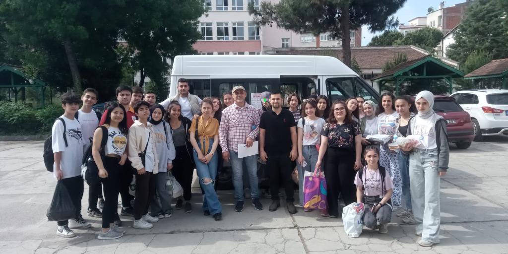 LisesiBafra's tweet photo. #çevrekorumahaftası sebebiyle 10/C sınıfımız, Sınıf öğretmeni Kurt Mehmet Dinler ve Ümit Kuru hocalarımızla birlikte Kolay gölü çevresinde piknik yapıp, çevre temizliği yaptılar. Öğretmenlerimize ve öğrencilerimize teşekkür ederiz.
#bafraataturkanadolulisesi https://t.co/0yfR61Vkw8
