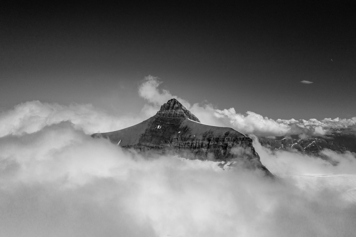makclickz's tweet photo. gm gm gm💥

Can we share some cool mountain shots today? 

This one is from my recent trip to Switzerland 

Glacier 3000.

Let's see some of yours too. Sharing the best ones 🚀🚀🚀

#NFTCommunity #NFTphotographers https://t.co/gN91KRM3N7