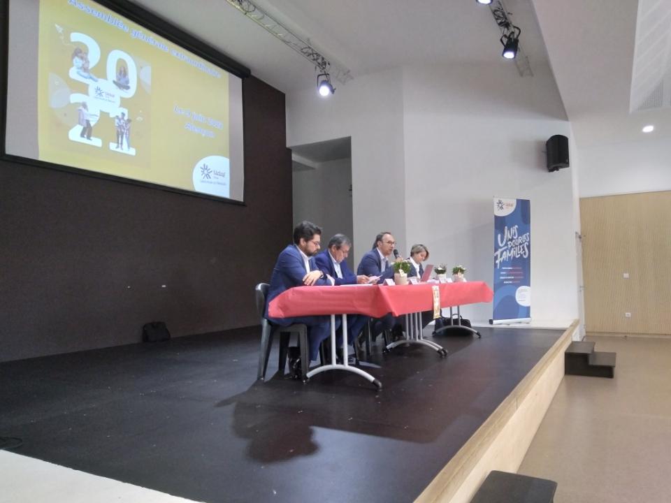 AG Udaf61 le 9/6 Alençon. Présence des assos familiales,  élus,  administrateurs, salariés, partenaires.
Nous jugeons indispensable une revalorisation au 01/07, des prestations familiales, au même titre que les autres prestations sociales, a minima sur le montant de l’inflation