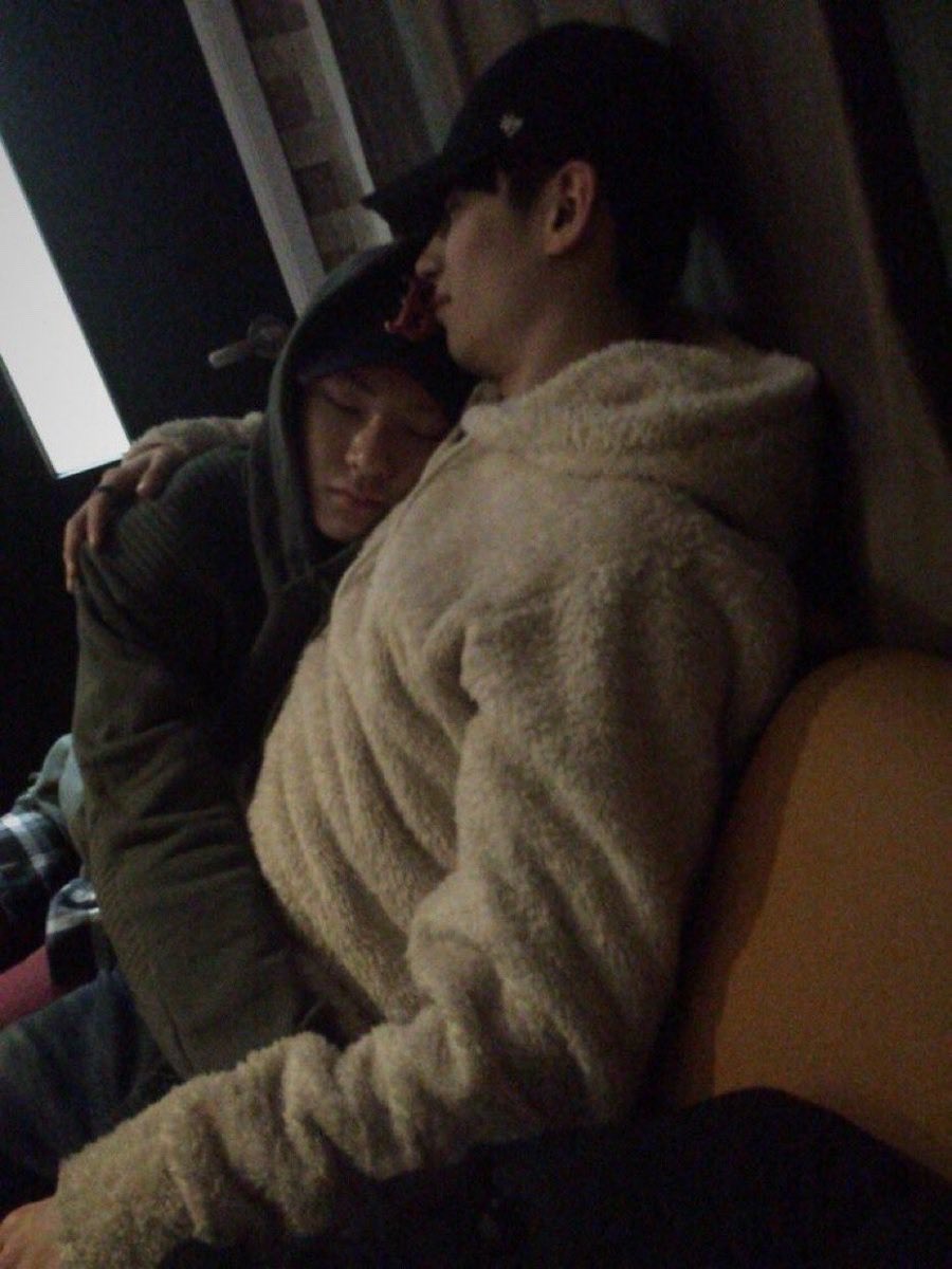 INKEDLUNACY's tweet photo. @crrptjnx fell asleep on him and now his arms is numb. https://t.co/RPeWhWs2qF