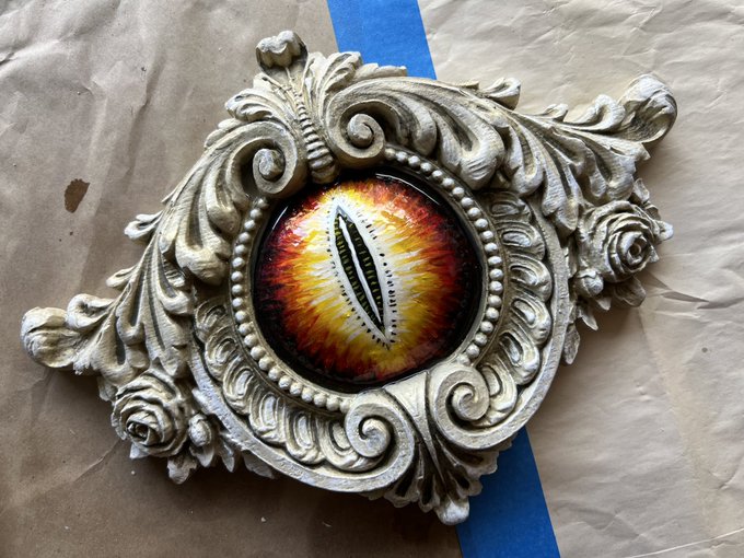 I painted this eyeball today!   Upcycling stuff from 2nd hand shops makes me rock hard https://t.co/<a href="/tag/chainsawman"class="tags"><span>#chainsawman</span></a><a href="/tag/%E3%83%81%E3%82%A7%E3%83%B3%E3%82%BD%E3%83%BC%E3%83%9E%E3%83%B3"class="tags"><span>#チェンソーマン</span></a>