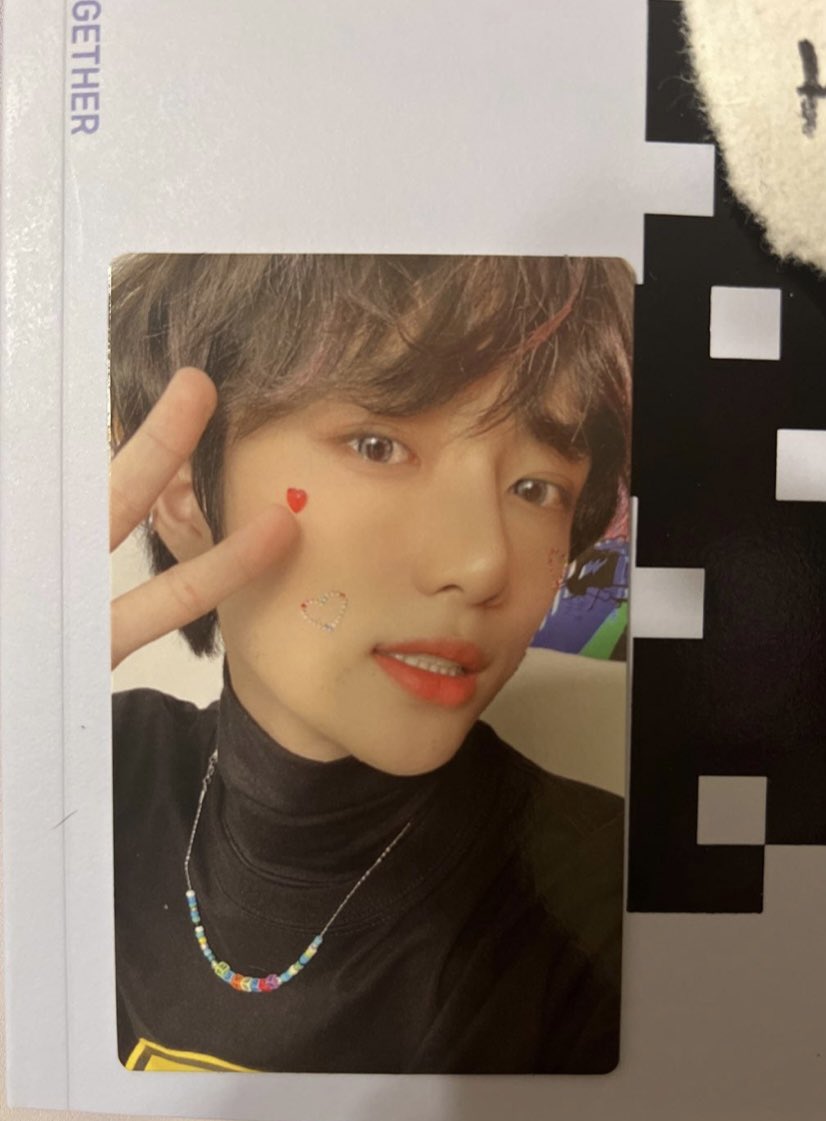 tmikaren's tweet photo. Hi could anyone tell me if this is a fake photocard or a misprint? I noticed some slight differences compared to the other photocards and I’m not sure if it was just cut differently or fake? 
#kpop #txt #txtphotocard #txtmoa #moa #kpopalbum https://t.co/kobT95cUCE