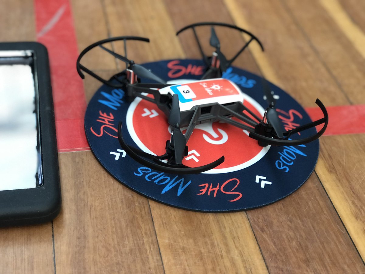 Flying drones &amp; thinking about agricultural surveys, sustainable farming &amp; bushfire prevention. 
A marvellous way to spend a Friday. Thanks <a href="/SheDrones/">SheDrones</a> &amp; <a href="/thekingsinstit1/">@thekingsinstitute</a>. 

#kingstech22 #stem #pypchat