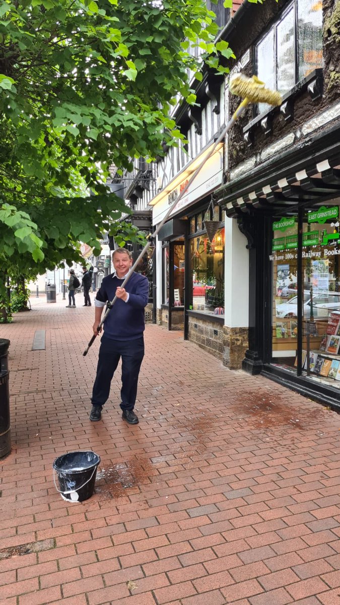 John getting to grips with his new, second favourite Pole #WindowCleaning #TheHighLife #EastGrinstead #HighStreetLife #Bookseller 😀😀😀