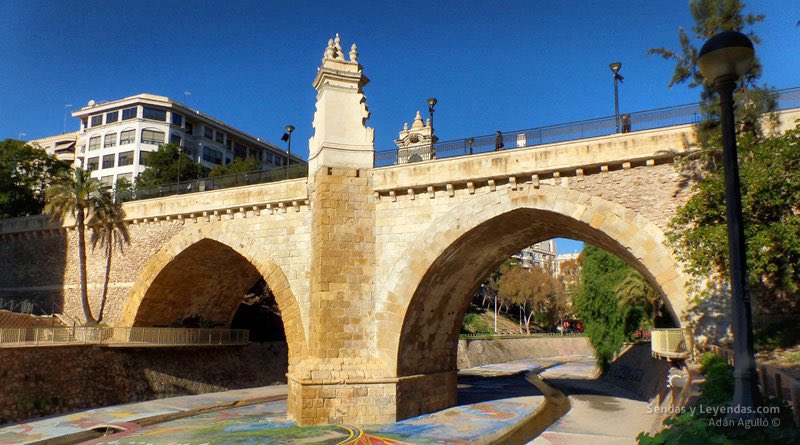bio_pontsdelx's tweet photo. En la primera fotografia podem observar el pont més antic d’Elx, el pont de Santa Teresa, a la actualitat.   Si mirem a la segona foto, ens donem compte que encara que tinga tants anys, el pont continua practicament igual. #GENTDELX #Elx @tallerhistoria2 @IesAssumpcio https://t.co/rku1CwAi03