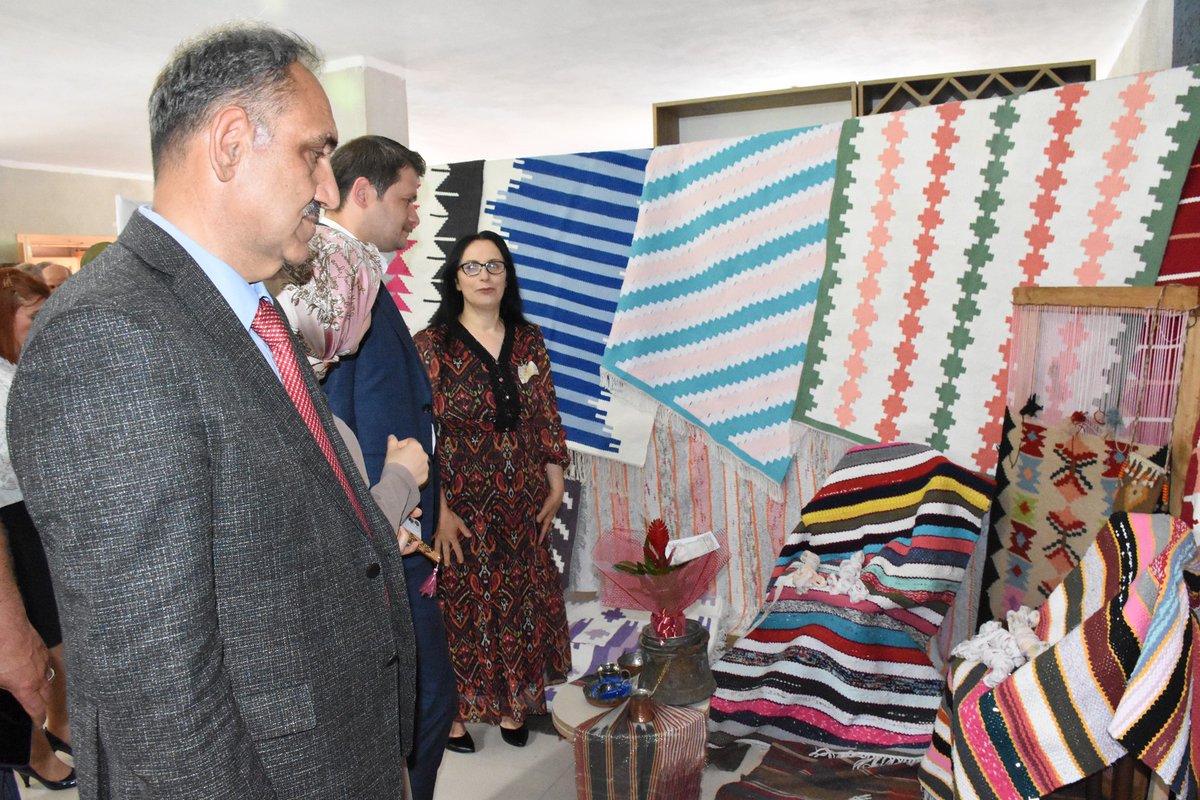 MilliBorcka's tweet photo. Borçka Kaymakamı Ali Osman Bulat ve eşleri, Belediye Başkanı Ercan Orhan, İl Milli Eğitim Müdürü Fahri Acar, İlçe Milli Eğitim Müdürü Bayram Bakır'ın katılımı ile Borçka HEM sergisi 09.06.2022 günü açıldı.@MemArtvin @Borckakaymakam @FahriAcar08 @BBakir53 @Borcka_HEM @MilliBorcka https://t.co/WDCtYW39yk