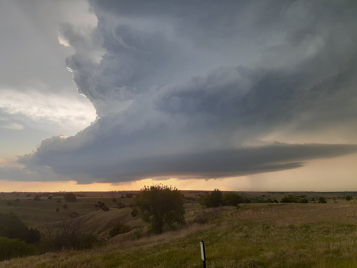 stormchaser0026's tweet photo. Absolutely stunning supercell structure last night between North Platte and McCook, NE! You could see the entire storm rotating from the bottom to the top. It also ended with what appears to be a possible tornado (perhaps landspout). #RUChasing https://t.co/QBny527jBC