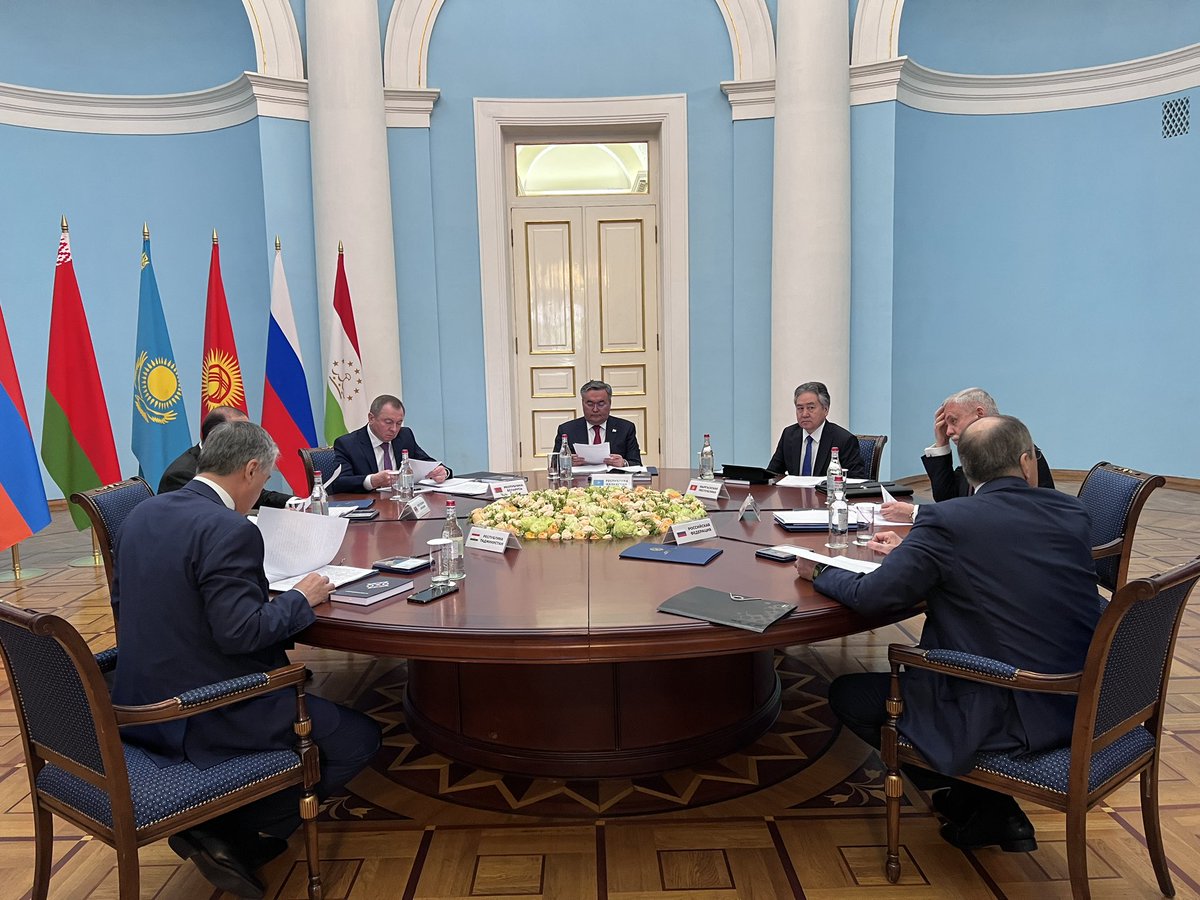 В эти минуты в #Ереван’е начинается заседание Совета министров иностранных дел #ОДКБ @CSTO_ODKB в узком составе Владимир #Макей 🇧🇾 возглавляет делегацию Республики #Беларусь