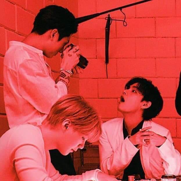 อยากถามตากล้องว่า หมั่นเขี้ยวคนตรงหน้าไหมคะ #kookv