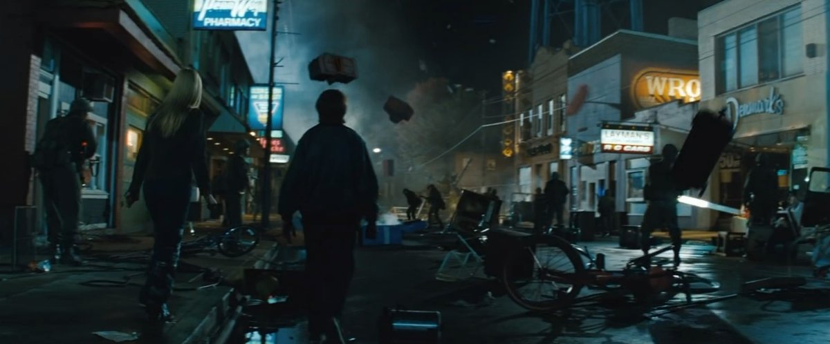 Sebelum ada Stranger Things, Super 8 (2011) salah satu yang lebih awam menjadi film sci-fi favorit yang pemeran utamanya bocah-bocah semua.

Tapi jangan salah, film sci-fi ini bisa dibilang cukup mencekam dam menyeramkan berkat build-up cerita yang keren banget.