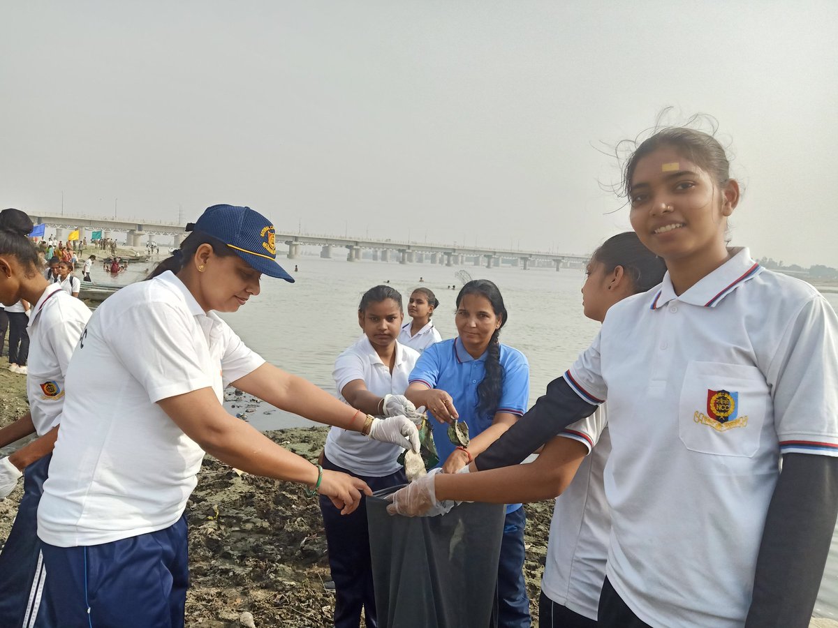 pratima22222's tweet photo. #Puneetsagar
#TideTurnerPlasticChallenge
#UNinIndia
#UNEP_AsiaPac

 Cleanliness Drive by  cadets of 17UP Girls Bn NCC, Kanpur at Gola Ghatt https://t.co/uf5qAUyIfm
