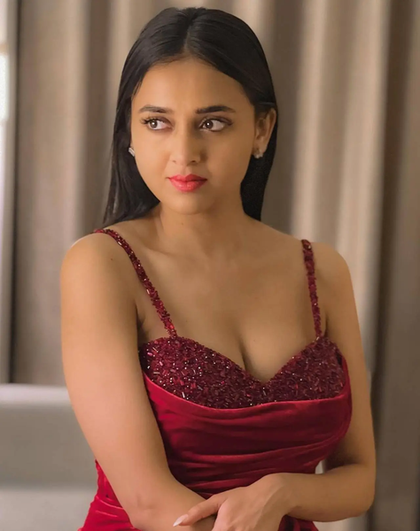middaygujarati's tweet photo. From green to gold, birthday girl Tejasswi Prakash has pulled off all outfits with elan

 #birthdaygirl #outfit #elan #celebrity #TejasswiIsTheBoss ##TejasswiPrakashBirthday #TejasswiBdayBash  #happybirthdayTejasswiPrakash
  
https://t.co/hPdNP0r3Xc https://t.co/en7M7CzOvh
