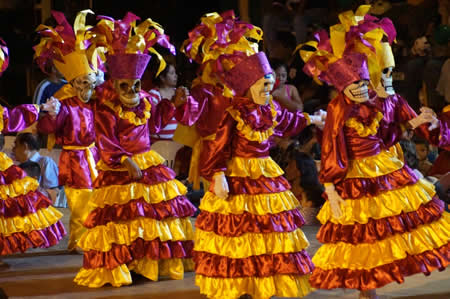 CCV433_huasteca's tweet photo. Te contare de algunas costumbres Huastecas...
El culto mexicano a los muertos.
El día de Halloween.
El carnaval.
Celebrar el cumpleaños.
La misa dominical. 
#IntercambioDeSaberes
jgx.pb https://t.co/n2rHRsrsvp